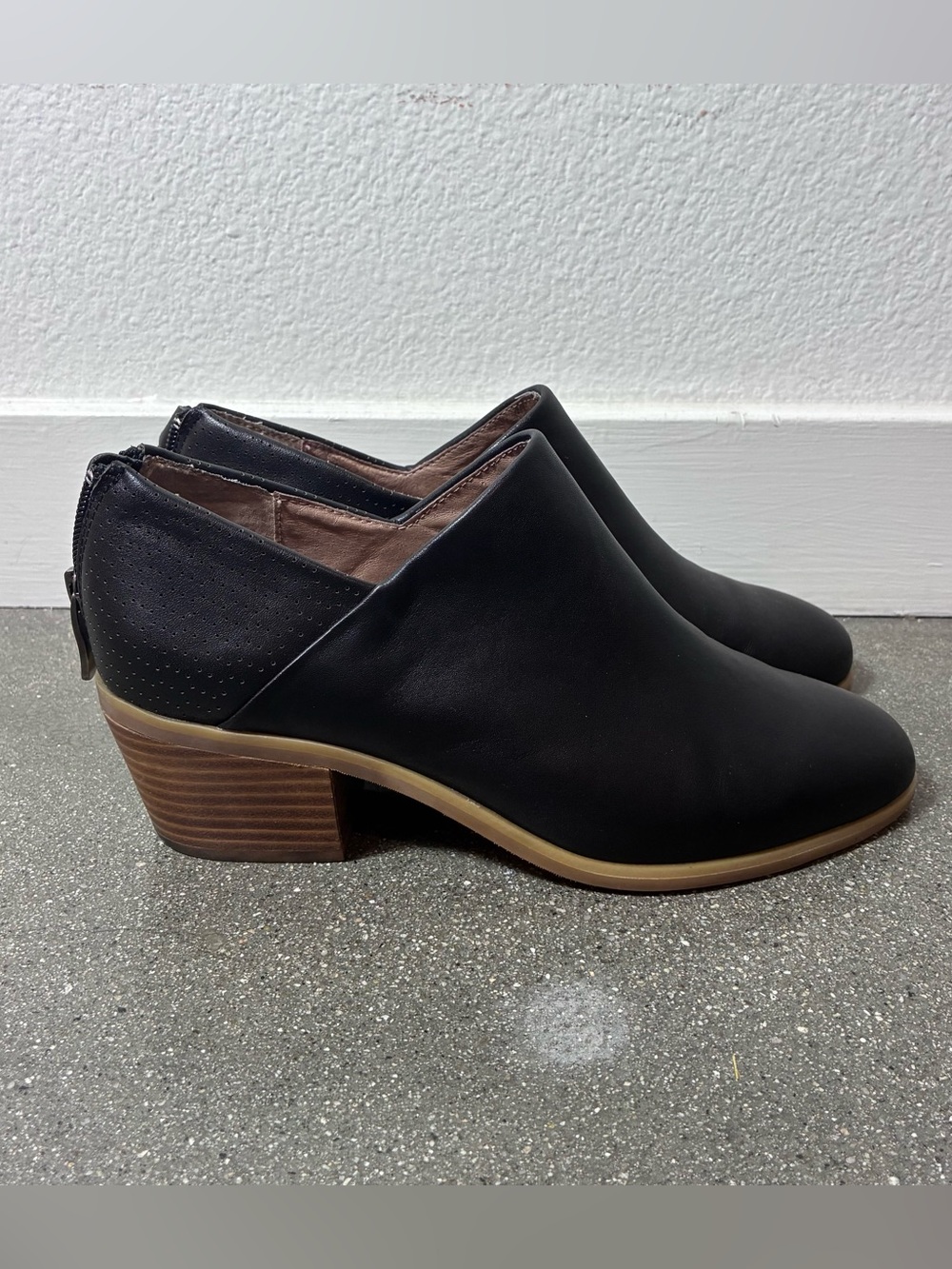Anthropologie‎ A Black Leather Ankle Booties Back Zip Block Heel Size 7M